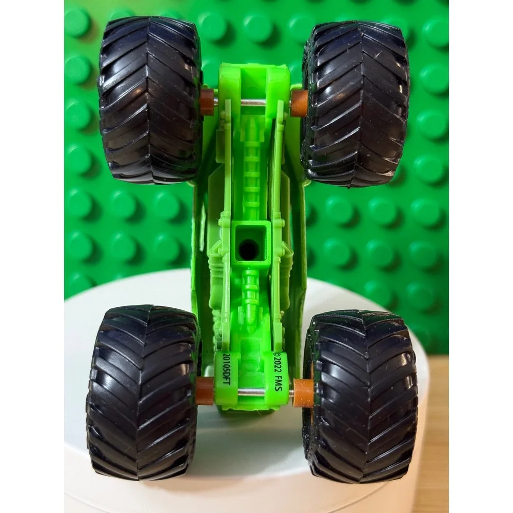 Monster Jam Grave Digger Monster Truck Spin Master 2022 Green BKT Tires 1:64